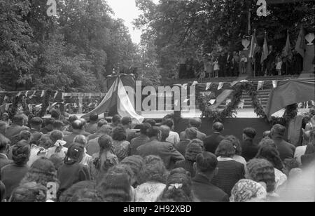 Warszawa, 1947-05-25. Obchody Œwiêta Ludowego zorganizowane przez Stronnictwo Ludowe w Wilanowie. NZ. wyst¹pienie jednego z dzia³aczy na specjalnie zainstalowanym Podium. ps/ms PAP Warschau, 25. Mai 1947. Bauernfest organisiert von der Bauernfest und gefeiert in Wilanow. Im Bild: Einer der Aktivisten spricht (auf dem Podium). ps/ms PAP Stockfoto