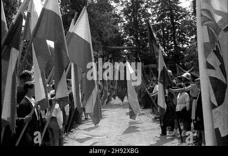 Warszawa, 1947-05-25. Obchody Œwiêta Ludowego zorganizowane przez Stronnictwo Ludowe w Wilanowie. NZ. Szpaler pocztów sztandarowych organizacji ch³opskich oraz sprzymierzonych partii politycznych. ps/ms PAP Warschau, 25. Mai 1947. Bauernfest organisiert von der Bauernfest und gefeiert in Wilanow. Im Bild: Die Linie der farbigen Parteien der Bauernorganisationen und ihrer verbündeten Parteien. ps/ms PAP Stockfoto