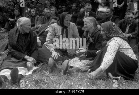 Warszawa, 1947-05-25. Obchody Œwiêta Ludowego zorganizowane przez Stronnictwo Ludowe w Wilanowie. NZ. Wiejskie kobruffy podczas uroczystoœci w dolnim parku. ps/ms PAP Warschau, 25. Mai 1947. Bauernfest organisiert von der Bauernfest und gefeiert in Wilanow. Im Bild: Bauerninnen treffen sich im Park. ps/ms PAP Stockfoto