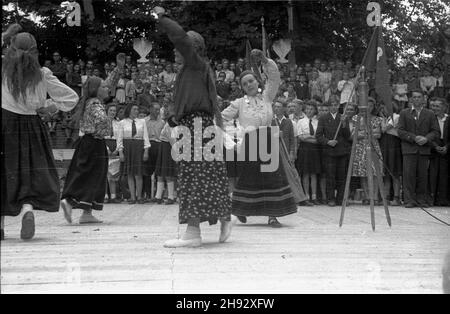 Warszawa, 1947-05-25. Obchody Œwiêta Ludowego zorganizowane przez Stronnictwo Ludowe w dolnym parku w Wilanowie. NZ. wystêp zespo³u Zwi¹zku M³odzie¿y Wiejskiej Wici. ps/ms PAP Warschau, 25. Mai 1947. Bauernfest organisiert von der Bauernfest und gefeiert in Wilanow. Im Bild: Eine Aufführung des Ensembles der Bauernjugendunion „Wici“. ps/ms PAP Stockfoto