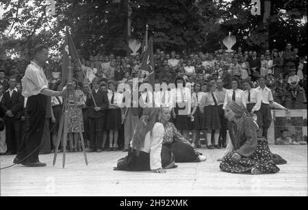 Warszawa, 1947-05-25. Obchody Œwiêta Ludowego zorganizowane przez Stronnictwo Ludowe w dolnym parku w Wilanowie. NZ. wystêp zespo³u Zwi¹zku M³odzie¿y Wiejskiej Wici. ps/ms PAP Warschau, 25. Mai 1947. Bauernfest organisiert von der Bauernfest und gefeiert in Wilanow. Im Bild: Eine Aufführung des Ensembles der Bauernjugendunion „Wici“. ps/ms PAP Stockfoto