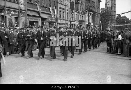 Gniezno, 1947-05-26. Ogólnopolskie obschody Œwiêta Ludowego. Nz. Stra¿ Kolejowa podczas defilady na ulicy Chrobrego. ps/ms PAP Gniezno, 26. Mai 1947. Landesweite Volkstage. Im Bild: Eisenbahnwache während einer Parade in der Chrobrego Street. ps/ms PAP Stockfoto