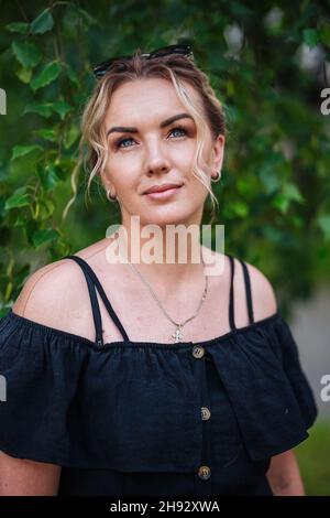 Porträt einer jungen Frau im Sommer in einem schwarzen Badeanzug. Stockfoto