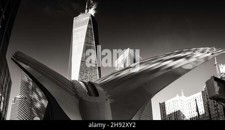 NEW YORK CITY, USA - 21. Jan 2020: Eine Graustufenaufnahme des Oculus und des Freedom Tower im Hintergrund Stockfoto