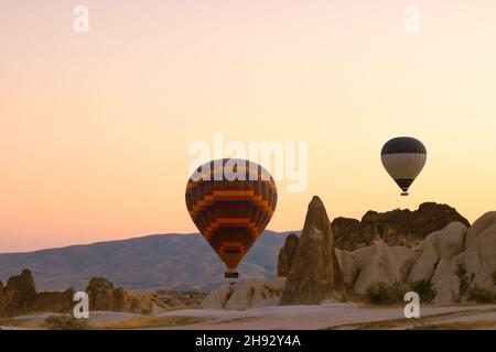 Heißluftballons. Feenkamine oder Hoodoos mit Heißluftballons in Kappadokien. Cappadocia Hintergrundbild. Stockfoto