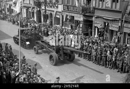 Gniezno, 1947-05-26. Ogólnopolskie obschody Œwiêta Ludowego. NZ. ulic¹ Chrobrego defiluje Brygada Artylerii Ciê¿kiej. ps/ms PAP Gniezno, 26. Mai 1947. Landesweite Volkstage. Im Bild: Die Parade der Heavy Artillery Brigade in der Chrobrego Street. ps/ms PAP Stockfoto