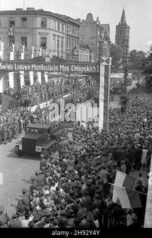 Gniezno, 1947-05-26. Ogólnopolskie obschody Œwiêta Ludowego. NZ. ulic¹ Chrobrego defiluje Brygada Artylerii Ciê¿kiej. ps/ms PAP Gniezno, 26. Mai 1947. Landesweite Volkstage. Im Bild: Die Parade der Heavy Artillery Brigade in der Chrobrego Street. ps/ms PAP Stockfoto