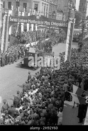 Gniezno, 1947-05-26. Ogólnopolskie obschody Œwiêta Ludowego. NZ. ulic¹ Chrobrego defiluje Brygada Artylerii Ciê¿kiej. ps/ms PAP Gniezno, 26. Mai 1947. Landesweite Volkstage. Im Bild: Die Parade der Heavy Artillery Brigade in der Chrobrego Street. ps/ms PAP Stockfoto