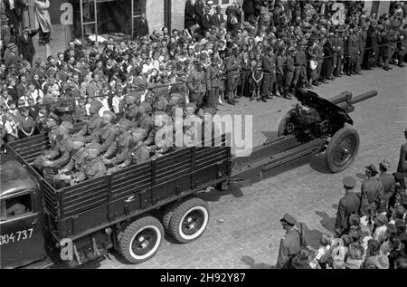 Gniezno, 1947-05-26. Ogólnopolskie obschody Œwiêta Ludowego. NZ. ulic¹ Chrobrego defiluje Brygada Artylerii Ciê¿kiej. ps/ms PAP Gniezno, 26. Mai 1947. Landesweite Volkstage. Im Bild: Die Parade der Heavy Artillery Brigade in der Chrobrego Street. ps/ms PAP Stockfoto