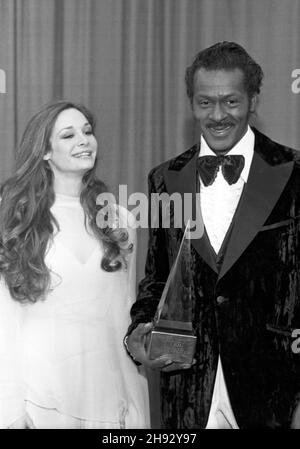 Mary Crosby und Chuck Berry bei den American Music Awards 1981 am 31. Januar 1981. Quelle: Ralph Dominguez/MediaPunch Stockfoto