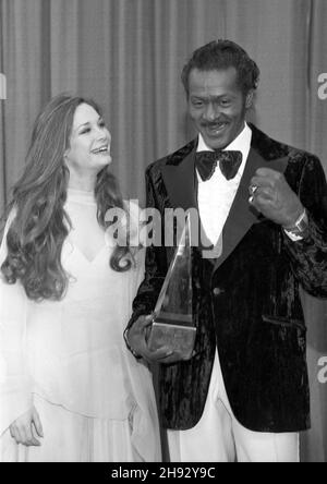 Mary Crosby und Chuck Berry bei den American Music Awards 1981 am 31. Januar 1981. Quelle: Ralph Dominguez/MediaPunch Stockfoto