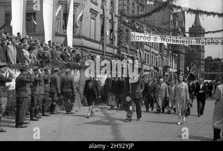 Gniezno, 1947-05-26. Ogólnopolskie obschody Œwiêta Ludowego. NZ. cz³onkowie Stronnictwa Ludowego podczas defilady na ulicy Chrobrego. ps/ms PAP Gniezno, 26. Mai 1947. Landesweite Volkstage. Im Bild: Mitglieder der Bauernpartei ziehen die Chrobrango Street entlang. ps/MS PAP Stockfoto