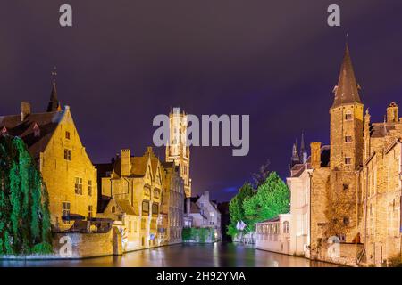 Brügge bei Nacht, Belgien. Landschaftlich schöner Blick auf den Rosenkranzkai Stockfoto