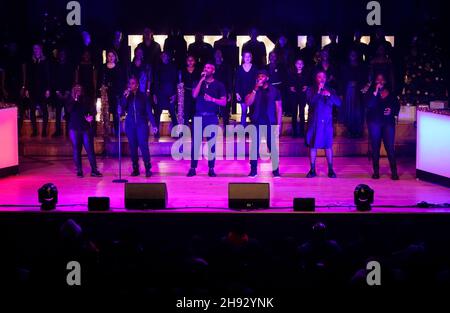 Während Einer Very Merky Christmas, der ersten Weihnachtsfeier von Stormzys Wohltätigkeitsorganisation, der Merky Foundation, die in den Fairfield Halls in seiner Heimatstadt Croydon stattfindet, steht ein Chor auf der Bühne, und es gibt kostenlose Tickets für Menschen, die im Londoner Stadtteil im Süden leben. Bilddatum: Freitag, 3. Dezember 2021. Stockfoto