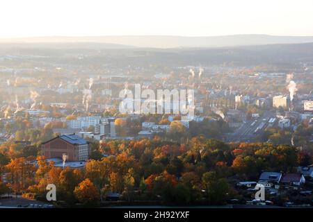 Bayreuth an einem nebligen Morgen, vom Siegesturm aus gesehen Stockfoto