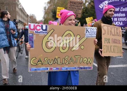 London, Großbritannien. 03rd Dez 2021. Während der Demonstration sahen die Demonstranten Plakate halten.Anhänger von Universitätsarbeitern, die streiken (UCU Strike), um Löhne und Renten zu zahlen, versammelten sich auf dem Tavistock Square zu einem marsch durch das Zentrum Londons. Kredit: SOPA Images Limited/Alamy Live Nachrichten Stockfoto