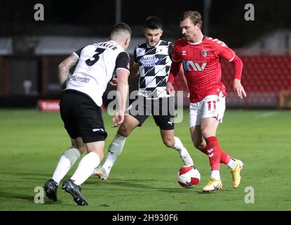 Alex Gilbey von Charlton Athletic (rechts) und Robbie Tinkler von Gateshead kämpfen beim Spiel der zweiten Runde des Emirates FA Cup im Gateshead International Stadium um den Ball. Bilddatum: Freitag, 3. Dezember 2021. Stockfoto