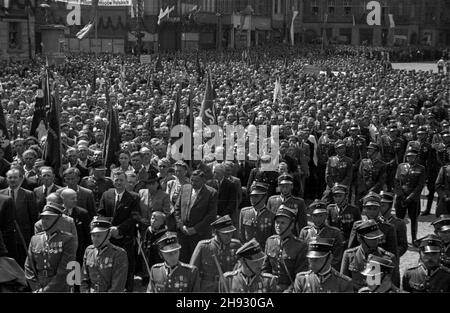 Gniezno, 1947-05-26. Ogólnopolskie obschody Œwiêta Ludowego. Nz. ¿o³nierze Wojska Polskiego podczas mszy œwiêtej na rynku. ps/ms PAP Gniezno, 26. Mai 1947. Das nationale Bauernfest. Im Bild: Soldaten der polnischen Armee während der heiligen Messe auf dem Marktplatz. ps/ms PAP Stockfoto