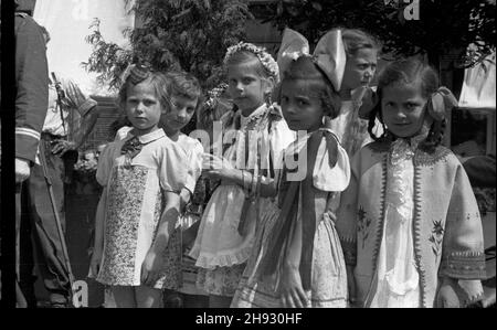 Gniezno, 1947-05-26. Ogólnopolskie obschody Œwiêta Ludowego. NZ. Dziewczynki w strojach regionalnych podczas mszy œwiêtej na rynku. ps/ms PAP Gniezno, 26. Mai 1947. Das nationale Bauernfest. Im Bild: Mädchen in regionalen Kostümen während der heiligen Messe. ps/ms PAP Stockfoto