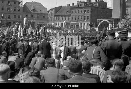 Gniezno, 1947-05-26. Ogólnopolskie obschody Œwiêta Ludowego. NZ. Msza œwiêta na rynku. ps/ms PAP Gniezno, 26. Mai 1947. Das nationale Bauernfest. Im Bild: Die heilige Messe auf dem Markt. ps/ms PAP Stockfoto