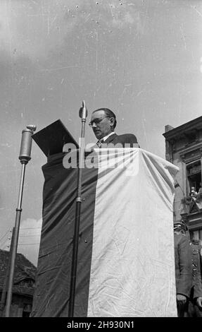 Gniezno, 1947-05-26. Ogólnopolskie obschody Œwiêta Ludowego. NZ. Prezydent Boles³aw Bierut przemawia na rynku. ps/ms PAP Gniezno, 26. Mai 1947. Bauernfest im ganzen Land gefeiert. Im Bild: Der polnische Präsident Boleslaw Bierut spricht. ps/ms PAP Stockfoto