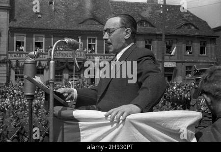 Gniezno, 1947-05-26. Ogólnopolskie obschody Œwiêta Ludowego. NZ. Prezydent Boles³aw Bierut przemawia na rynku. ps/ms PAP Gniezno, 26. Mai 1947. Bauernfest im ganzen Land gefeiert. Im Bild: Der polnische Präsident Boleslaw Bierut spricht. ps/ms PAP Stockfoto