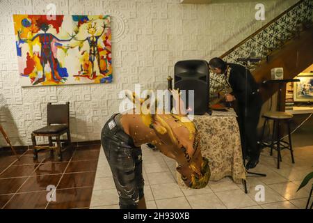 Manuel Ballesteros führt eine Tanzperformance mit einem gemalten Körper während einer kollektiven Ausstellung von Malerei Lienzos de Sol im Centro de Estudios G2 am 2. Dezember 20021 in Hermosillo auf (Foto von Luis Gutierrez / Norte Photo). Manuel Ballesteros hace un Performance de danza con el cuerpo pintado, durante exposición colectiva de pintura Lienzos de Sol en el G2 Centro de Estudios en 2 de diciembre 20021 en Hermosillo (Foto: Luis Gutierrez / Norte Photo). Stockfoto