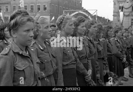 Gniezno, 1947-05-26. Ogólnopolskie obschody Œwiêta Ludowego. Manifestacja na rynku. NZ. cz³onkinie oddzia³ów Przysposobienia Rolniczo-Wojskowego. ps/ms PAP Gniezno, 26. Mai 1947. Das nationale Bauernfest. Die Manifestation auf dem Marktplatz. Im Bild: Weibliche Mitglied der National Farmers. ps/ms-PAP Stockfoto