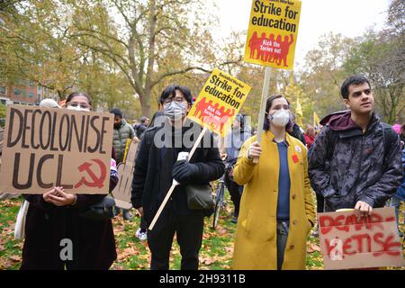 London, Großbritannien. 03rd Dez 2021. Während der Demonstration halten Demonstranten Plakate.Anhänger von Universitätsarbeitern, die streiken (UCU Strike), um Löhne und Renten zu zahlen, haben sich auf dem Tavistock Square zu einem marsch durch das Zentrum Londons versammelt. (Foto von Thomas Krych/SOPA Images/Sipa USA) Quelle: SIPA USA/Alamy Live News Stockfoto