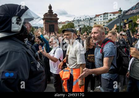 Berlin, Deutschland. 28th August 2021. Tausende marschieren im August 2021 in Berlin gegen die COVID-Regeln. In der Vergangenheit haben die Berliner Behörden mehrere geplante Demonstrationen von Anti-COVID-Lockdown-Demonstranten aus Querdenken verboten. Die Berliner Bereitschaftspolizei nutzte Pfefferspray und physische Gewalt, um die Demonstrationen aufzubrechen.die Proteste gegen die Blockierung des Coronavirus in Deutschland haben eine Mischung aus Gruppen angezogen – darunter Anti-Impfaktivisten, Verschwörungstheoretiker und die extreme Rechte. (Foto: Michael Kuenne/PRESSCOV/Sipa USA) Quelle: SIPA USA/Alamy Live News Stockfoto