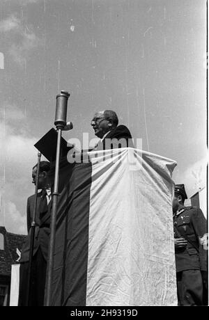 Gniezno, 1947-05-26. Ogólnopolskie obschody Œwiêta Ludowego. Uroczystoœci na rynku. NZ. Przemawia marsza³ek Sejmu W³adys³aw Kowalski. ps/ms PAP Gniezno, 26. Mai 1947. Bauernfest im ganzen Land gefeiert. Im Bild: Der Sejm-Lautsprecher Wladyslaw Kowalski spricht. ps/ms PAP Stockfoto