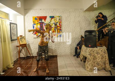 Manuel Ballesteros führt eine Tanzperformance mit einem gemalten Körper während einer kollektiven Ausstellung von Malerei Lienzos de Sol im Centro de Estudios G2 am 2. Dezember 20021 in Hermosillo auf (Foto von Luis Gutierrez / Norte Photo). Manuel Ballesteros hace un Performance de danza con el cuerpo pintado, durante exposición colectiva de pintura Lienzos de Sol en el G2 Centro de Estudios en 2 de diciembre 20021 en Hermosillo (Foto: Luis Gutierrez / Norte Photo). Stockfoto