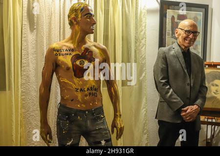 Zacarías Páez (R) Manuel Ballesteros führt eine Tanzperformance mit einem gemalten Körper während einer kollektiven Ausstellung der Malerei Lienzos de Sol im Centro de Estudios G2 am 2. Dezember 20021 in Hermosillo auf (Foto von Luis Gutierrez / Norte Photo). Manuel Ballesteros hace un Performance de danza con el cuerpo pintado, durante exposición colectiva de pintura Lienzos de Sol en el G2 Centro de Estudios en 2 de diciembre 20021 en Hermosillo (Foto: Luis Gutierrez / Norte Photo). Stockfoto