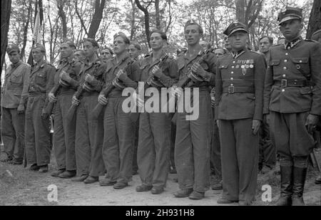 Gniezno, 1947-05-27. Pierwszy ogólnopolski zlot junaków Przysposobienia Rolniczo-Wojskowego (PRW) w GnieŸnie. NZ. grupa junaków i kadra oficerska. ps/ms PAP Gniezno, 27. Mai 1947. Der erste nationale Junglandwirte-Kongress in Gniezno. Im Bild: Die Gruppe junger Männer und die Offiziere. ps/ms PAP Stockfoto