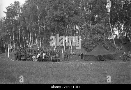 Gniezno, 1947-05-27. Pierwszy ogólnopolski zlot junaków Przysposobienia Rolniczo-Wojskowego (PRW) w GnieŸnie. Nz. æwiczenia orkiestry wojskowej w obozie PAP. ps/ms PAP Gniezno, 27. Mai 1947. Der erste nationale Junglandwirte-Kongress in Gniezno. Im Bild: Ein Orchester der Armeeübung im Lager. ps/ms PAP Stockfoto