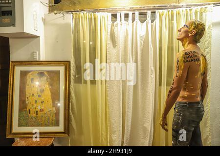 Manuel Ballesteros führt eine Tanzperformance mit einem gemalten Körper während einer kollektiven Ausstellung von Malerei Lienzos de Sol im Centro de Estudios G2 am 2. Dezember 20021 in Hermosillo auf (Foto von Luis Gutierrez / Norte Photo). Manuel Ballesteros hace un Performance de danza con el cuerpo pintado, durante exposición colectiva de pintura Lienzos de Sol en el G2 Centro de Estudios en 2 de diciembre 20021 en Hermosillo (Foto: Luis Gutierrez / Norte Photo). Stockfoto