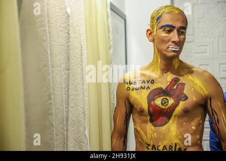 Manuel Ballesteros führt eine Tanzperformance mit einem gemalten Körper während einer kollektiven Ausstellung von Malerei Lienzos de Sol im Centro de Estudios G2 am 2. Dezember 20021 in Hermosillo auf (Foto von Luis Gutierrez / Norte Photo). Manuel Ballesteros hace un Performance de danza con el cuerpo pintado, durante exposición colectiva de pintura Lienzos de Sol en el G2 Centro de Estudios en 2 de diciembre 20021 en Hermosillo (Foto: Luis Gutierrez / Norte Photo). Stockfoto