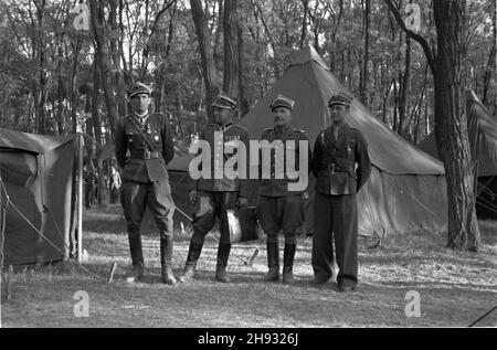 Gniezno, 1947-05-27. Pierwszy ogólnopolski zlot junaków Przysposobienia Rolniczo-Wojskowego (PRW) w GnieŸnie. NZ. Kadra oficerska w obozie PAP. ps/ms PAP Gniezno, 27. Mai 1947. Der erste nationale Junglandwirte-Kongress in Gniezno. Im Bild: Die Offiziere im Lager. ps/ms PAP Stockfoto