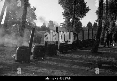 Gniezno, 1947-05-27. Pierwszy ogólnopolski zlot junaków Przysposobienia Rolniczo-Wojskowego (PRW) w GnieŸnie. NZ. kuchnia polowa w obozie PRW. ps/ms PAP Gniezno, 27. Mai 1947. Die 1st junge nationale Bauernbäuerin in Gniezno. Im Bild: Eine mobile Kantine im Young Nationals Camp. ps/ms PAP Stockfoto