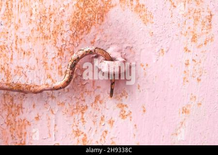 Alte Metalltür an einem Eisenhaken geschlossen, Nahaufnahme. Stockfoto