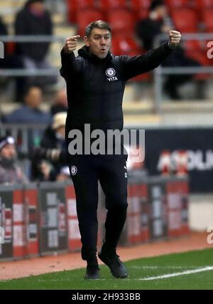 Dave Challinor, Manager von Stockport County, steht während des Spiels des Emirates FA Cup in der zweiten Runde im AESSEAL New York Stadium, Rotherham, auf der Touchline. Bilddatum: Freitag, 3. Dezember 2021. Stockfoto