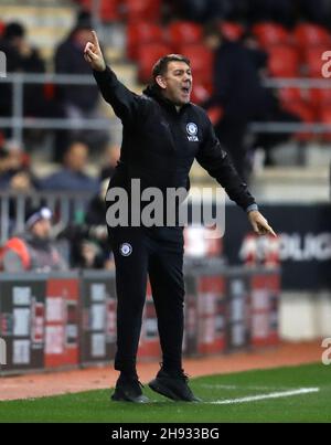 Dave Challinor, Manager von Stockport County, steht während des Spiels des Emirates FA Cup in der zweiten Runde im AESSEAL New York Stadium, Rotherham, auf der Touchline. Bilddatum: Freitag, 3. Dezember 2021. Stockfoto