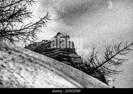 Illustration mit Holzkohlentechnik des Mount Pelmo bei winterlichen Bedingungen Stockfoto