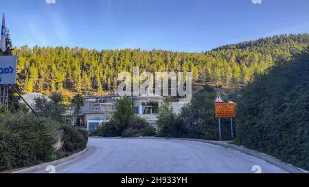 autobahn zwischen Wald in Jerusalem Stockfoto