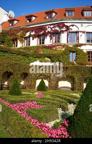 PRAG, TSCHECHISCHE REPUBLIK - 10. OKTOBER 2021: Vrtbovska zahrada oder Vrtba-Garten im Herbst Stockfoto