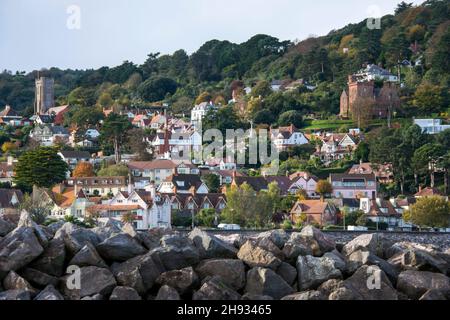 Blick auf Minehead, Somerset mit Blick auf North Hill vom Strand aus, mit Blick auf die Gebäude und St. Michaels Kirche, die ein Wahrzeichen auf dem Hügel ist Stockfoto