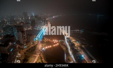 Luftaufnahme über die Küste des Miraflores Distrikts in Lima, der Hauptstadt Perus Stockfoto