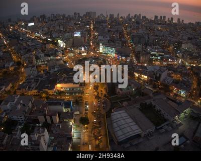 Lima, Peru - 11.10.2019 - Panorama-Nachtansicht über der Plaza Agustin Gutierrez im Bezirk San Isidro Stockfoto