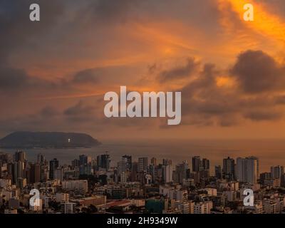 Wunderschöne Drohnenansicht über das Stadtbild des Miraflores Distrikts mit dem Pazifischen Ozean im Hintergrund bei Sonnenuntergang in Lima, Peru Stockfoto