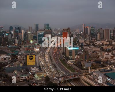 Lima, Peru - 23.10.2019 - Panoramablick über die Via Expresa Autobahn und das Geschäftsviertel von San Isidro Stockfoto